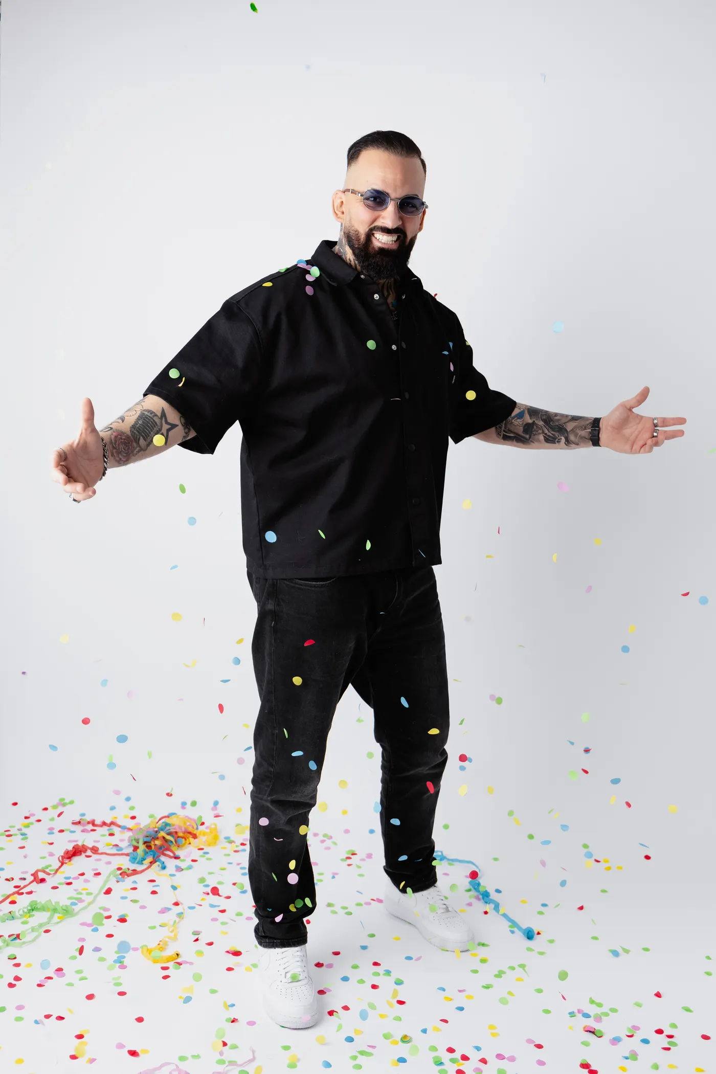 Hamza Raya mit ausgebreiteten Armen und Konfetti