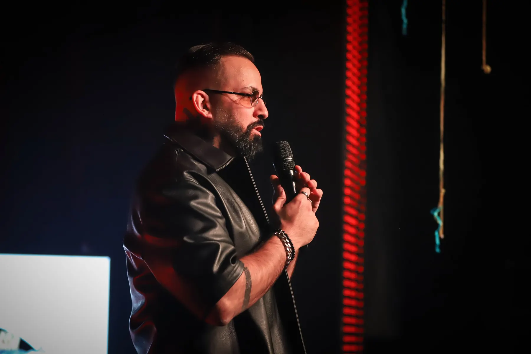Hamza Raya am Mikrofon während einer Comedy-Show