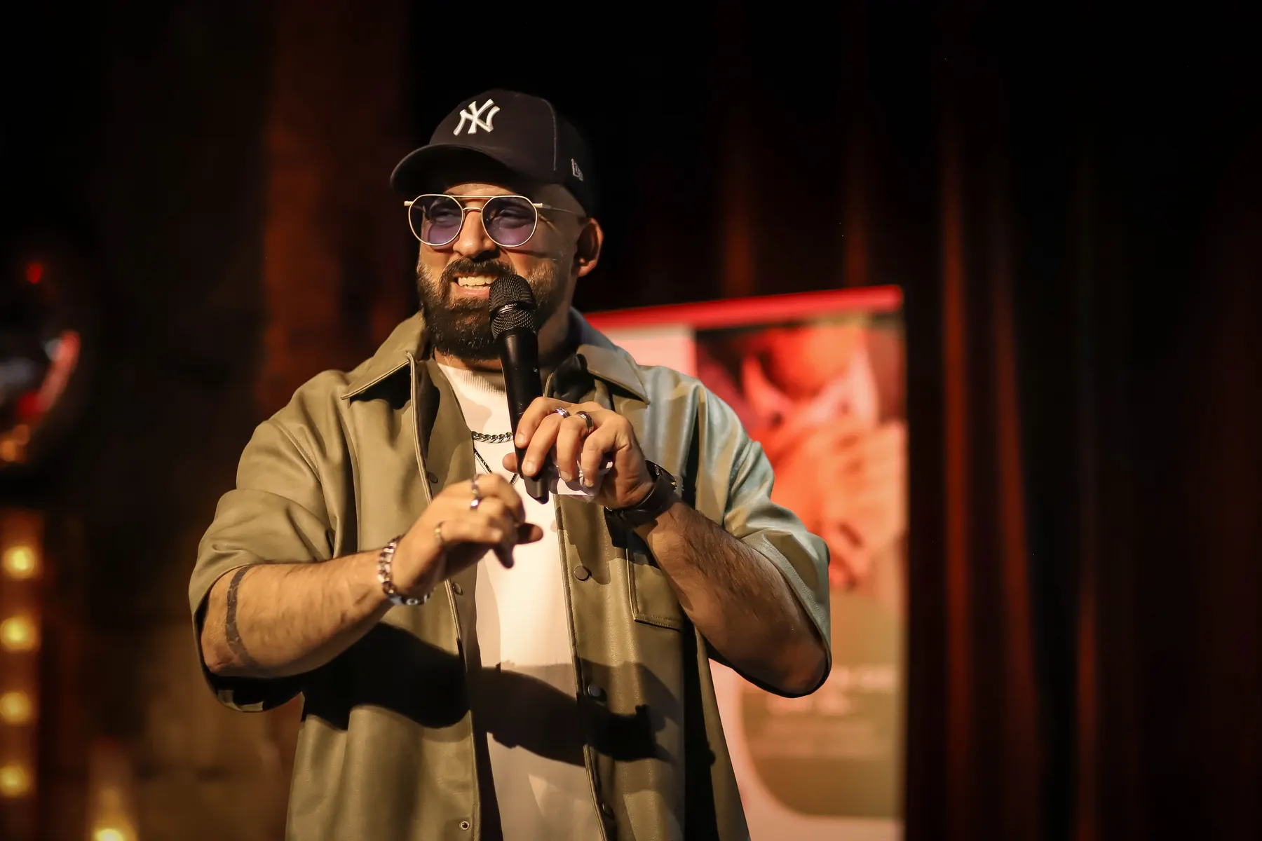 Hamza Raya bei einem Stand-up-Comedy-Auftritt mit Mikrofon