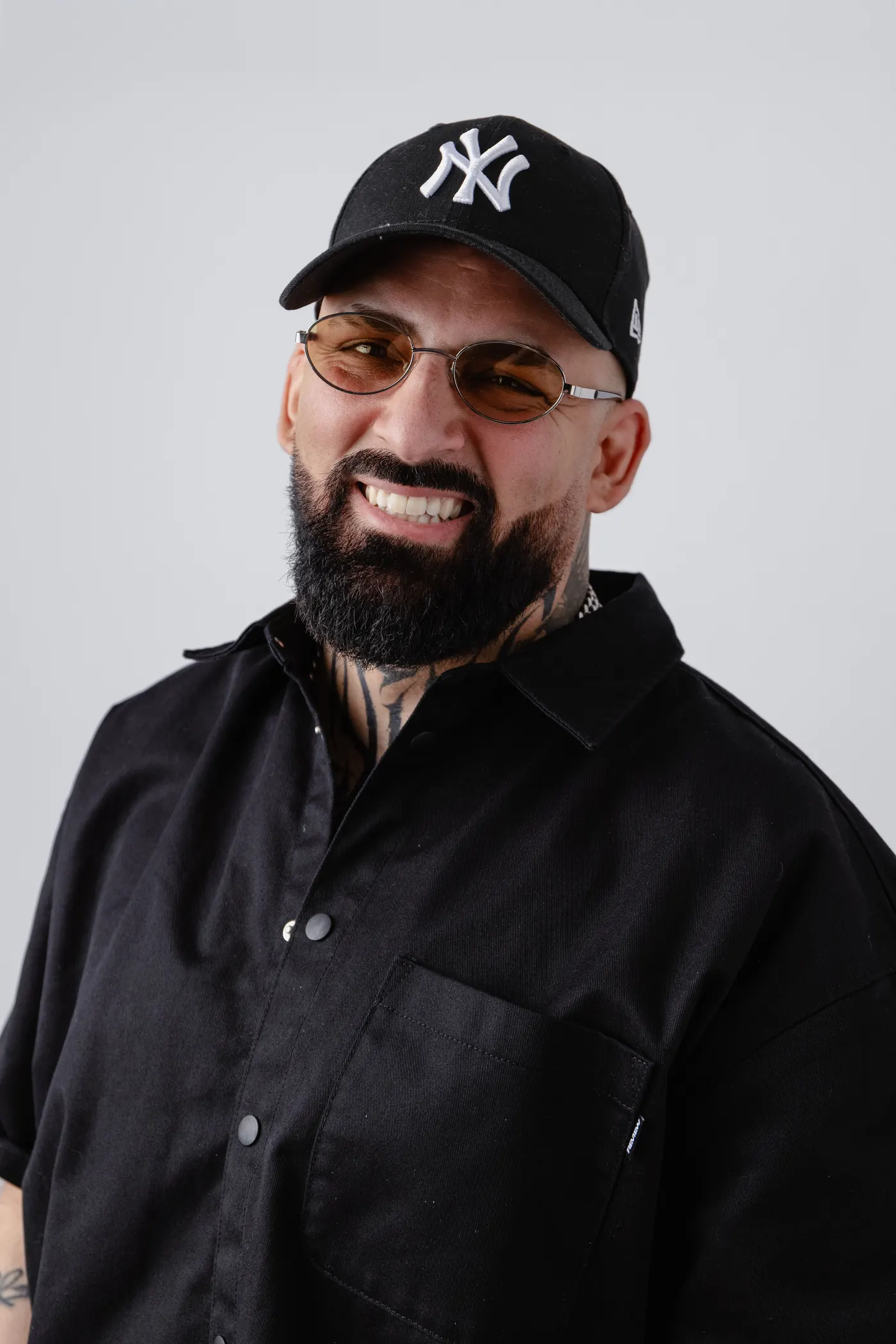 Pressebild von Comedian Hamza Raya mit Cap und Sonnenbrille