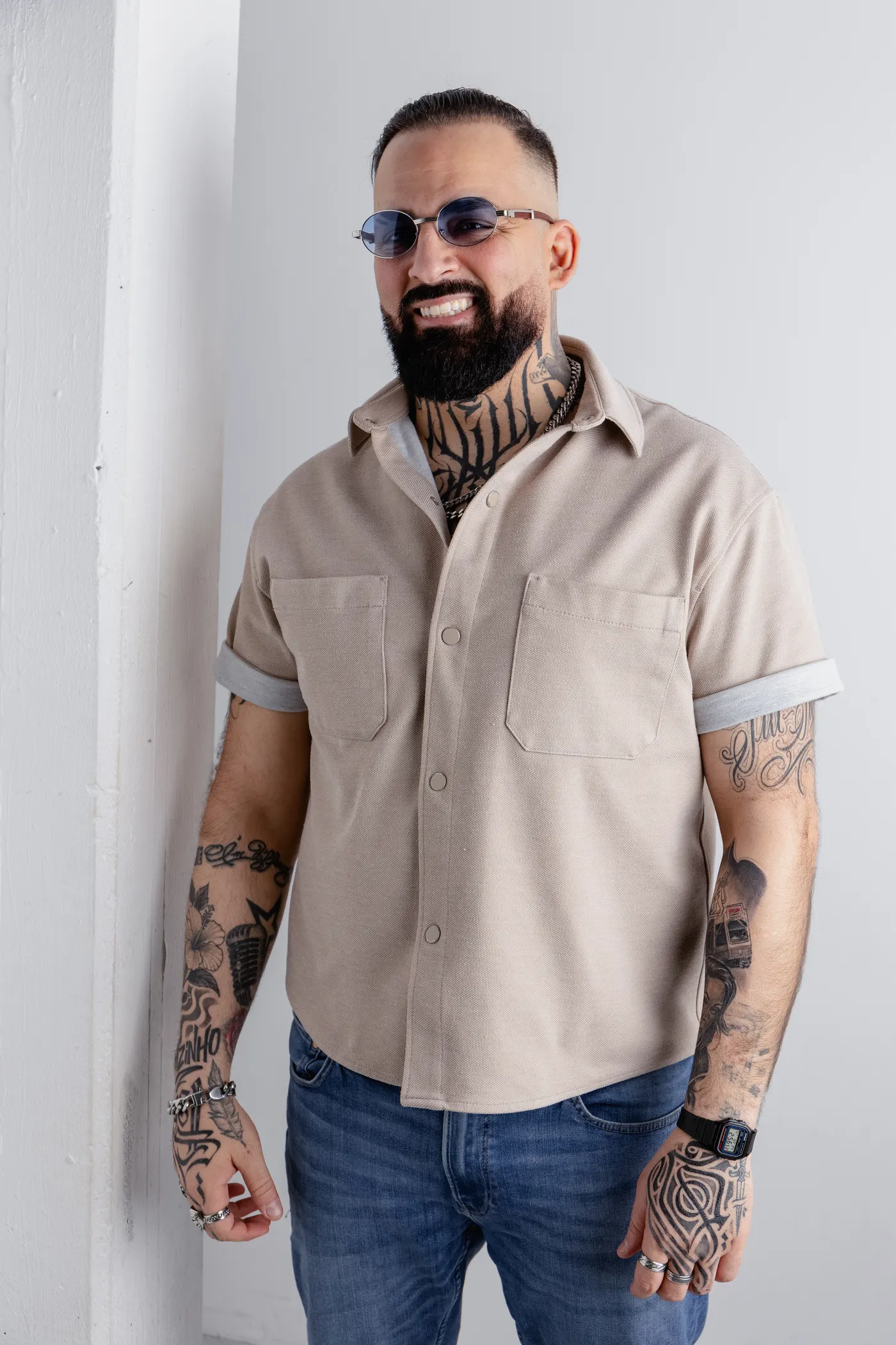 Pressebild von Comedian Hamza Raya im beigen Hemd