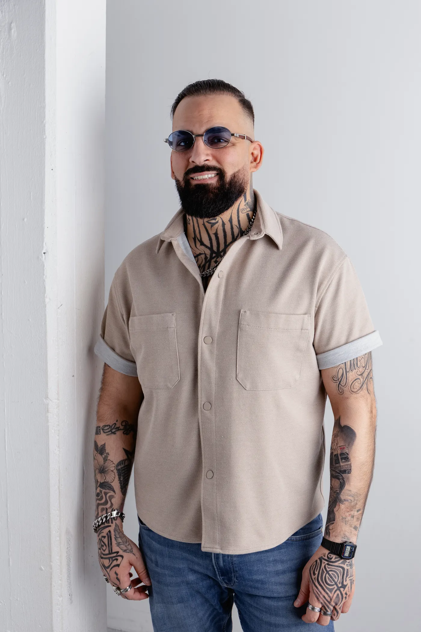 Ganzkörper-Pressebild von Comedian Hamza Raya